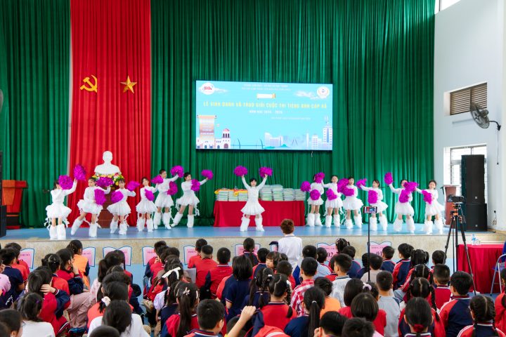 Hình ảnh: Tiết mục văn nghệ của học sinh Trường Tiểu học Vĩnh Quỳnh.