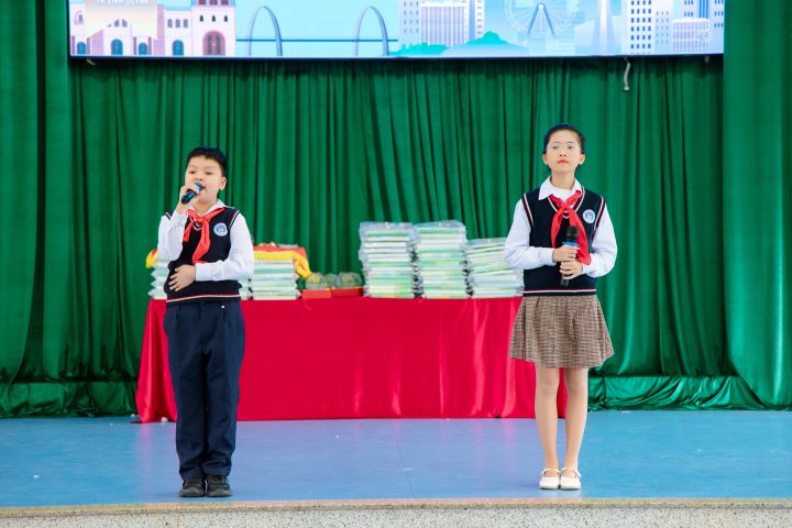 Hình ảnh: Tiết mục văn nghệ của học sinh Trường Tiểu học Vĩnh Quỳnh.