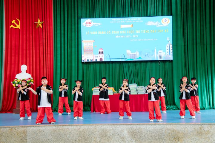 Hình ảnh: Tiết mục văn nghệ của học sinh Trường Tiểu học Vĩnh Quỳnh.