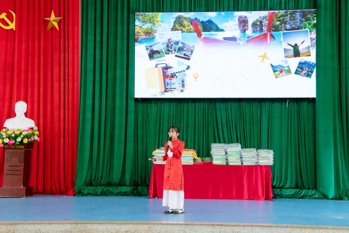 Đại diện trường Tiểu học Ngô Thì Nhậm thể hiện phần thi hùng biện với chủ đề "Places of interest"