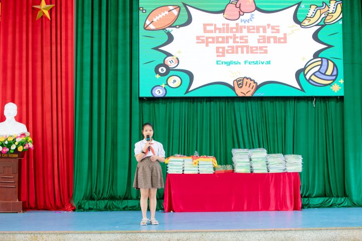 Đại diện trường Tiểu học Vĩnh Quỳnh thể hiện phần thi hùng biện với chủ đề "Children's Sports and games"