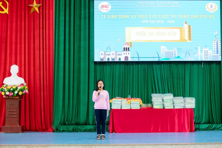 Đại diện trường Tiểu học Chu Văn An thể hiện phần thi hùng biện với chủ đề "Hobbies of my family members"