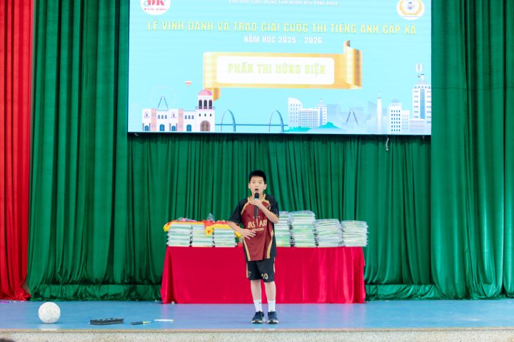 Đại diện trường Tiểu học Tam Hiệp thể hiện phần thi hùng biện với chủ đề "Children Sports and Games"