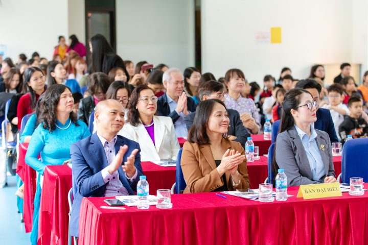 Hình ảnh: Lãnh đạo Phòng VHXH và Trung tâm Ngoại ngữ Đăng Khoa tham dự chương trình.