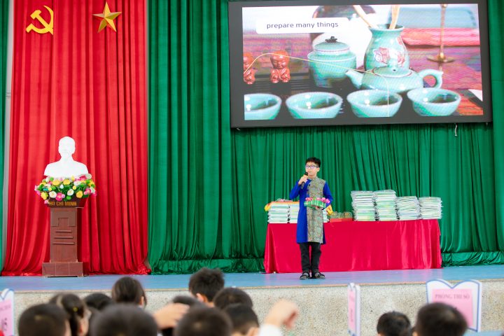 Đại diện trường Tiểu học Hữu Hòa thể hiện phần thi hùng biện với chủ đề "Tet Holiday"