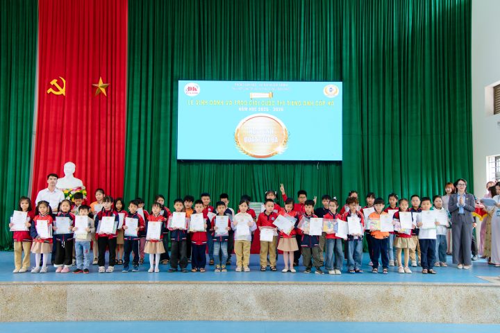 Hình ảnh: Ban Tổ chức trao giải cho các học sinh đạt thành tích cao.