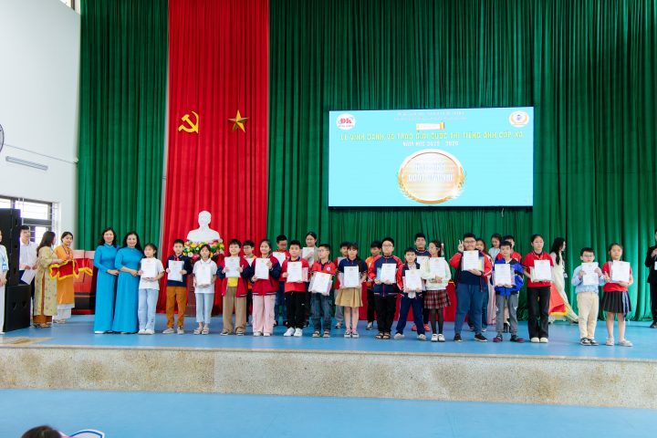 Hình ảnh: Ban Tổ chức trao giải cho các học sinh đạt thành tích cao.