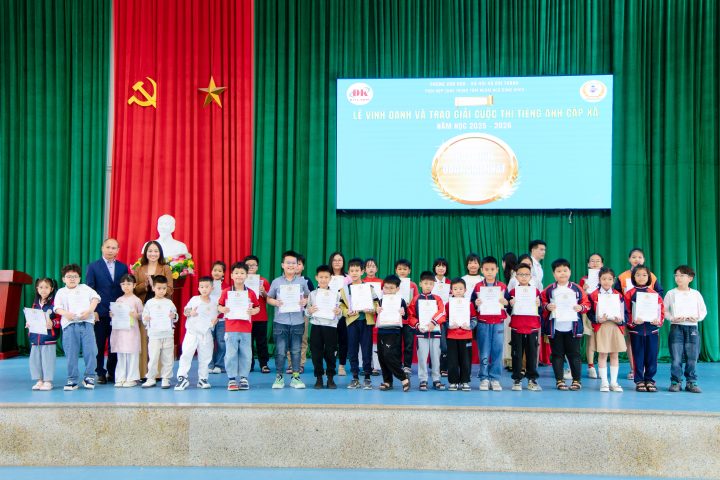 Hình ảnh: Ban Tổ chức trao giải cho các học sinh đạt thành tích cao.