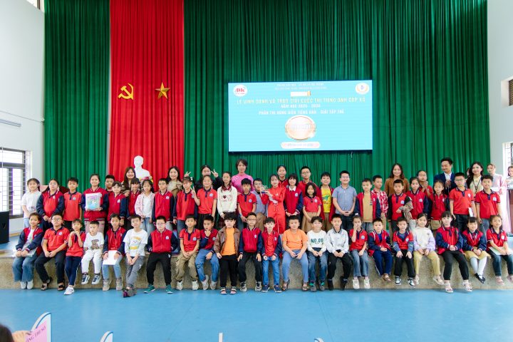 Ban tổ chức trao giải phần thi hùng biện cho các trường