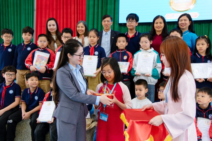 Ban tổ chức trao giải phần thi hùng biện cho các trường